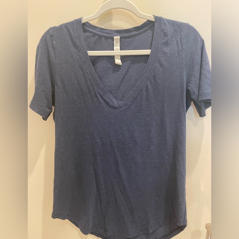 Lululemon 6 v- neck shirt
